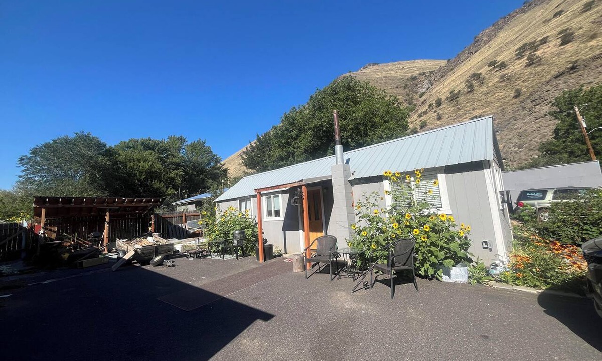 Riggins Cabin | 1-bedroom cabin with full kitchen and bathroom in beautiful Riggins Idaho