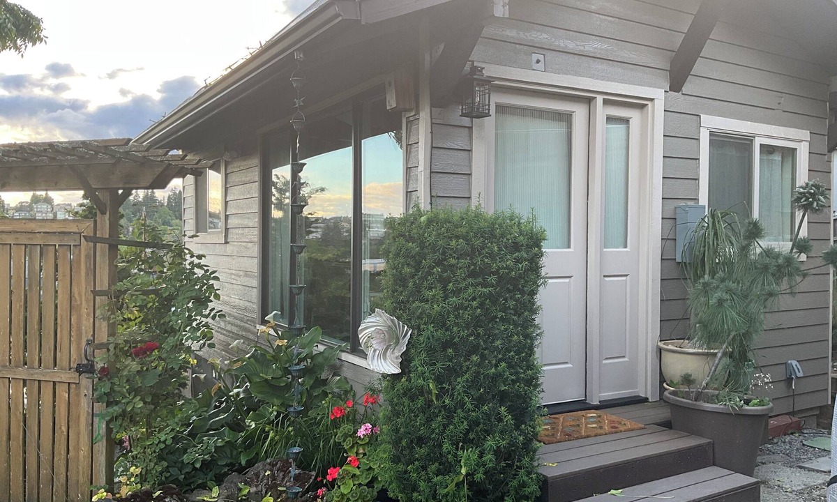 Southeast Magnolia House | 1-bedroom garden bungalow in Seattle perfect for a getaway