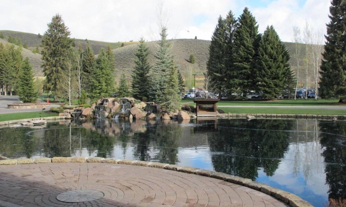 Elkhorn Hotel | 1 BR Condo w/King Bed, Mountain Views & Steps to Shops & Enjoy Pool Access