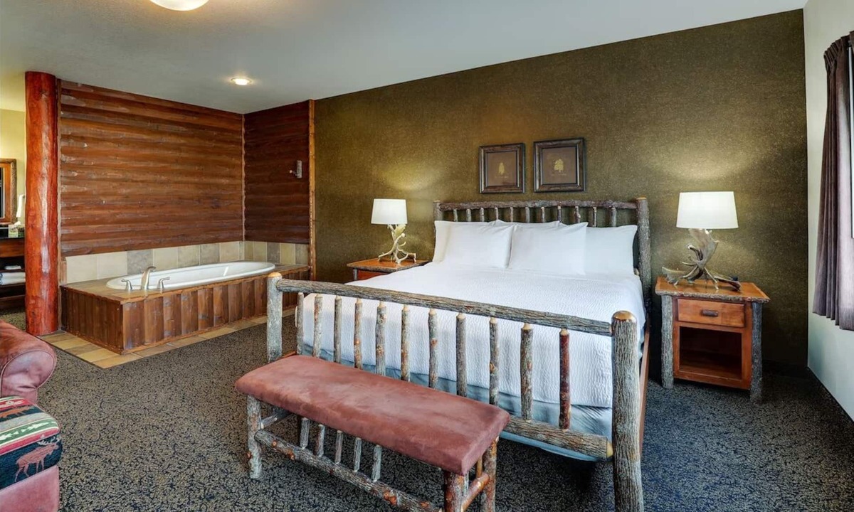 Sioux City Hotel | 1 King Bed | Central Location | Rustic Theme Suite, w/Whirlpool in Stoney Creek