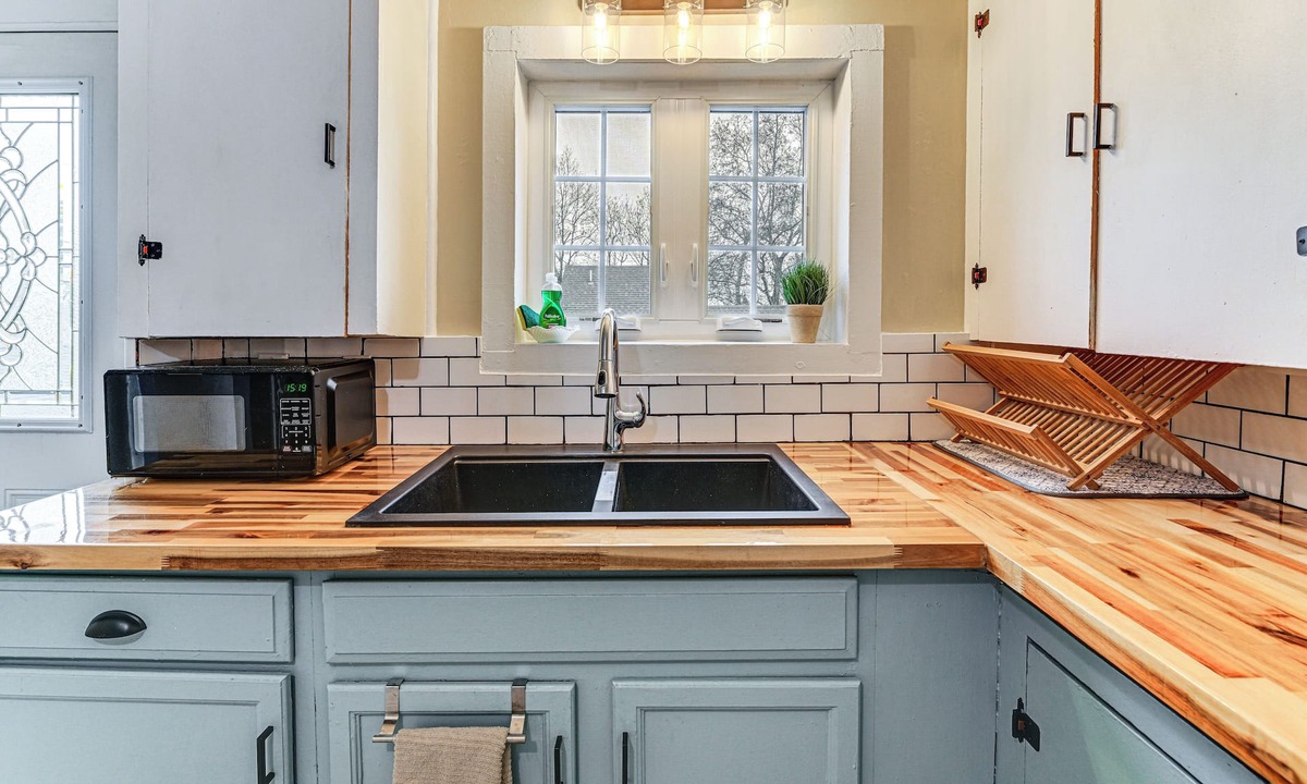 Grants Pass Apartment | 1 Mi to Rogue River: Walkable Grants Pass Retreat