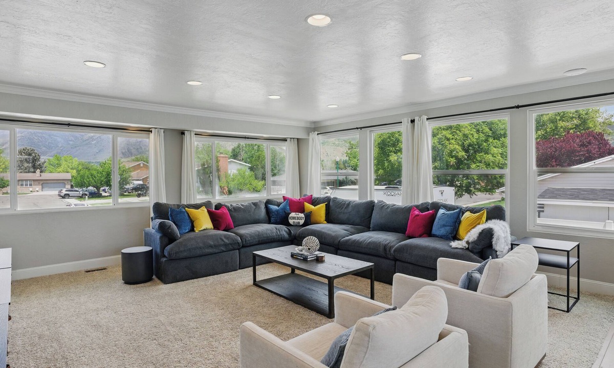 Northridge House | 1 min from Lindon Temple- Hot tub, Sleeps 16, Xbox, Poker, 6 Bed