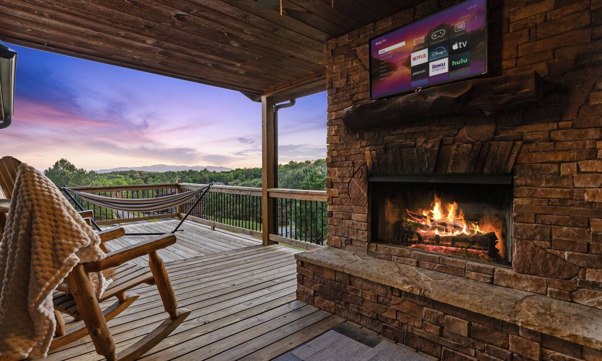 Morganton Cabin | 10% Off Member Deal 10 min>Town Mtn Views Hot Tub Movie Theater Firepit Pond