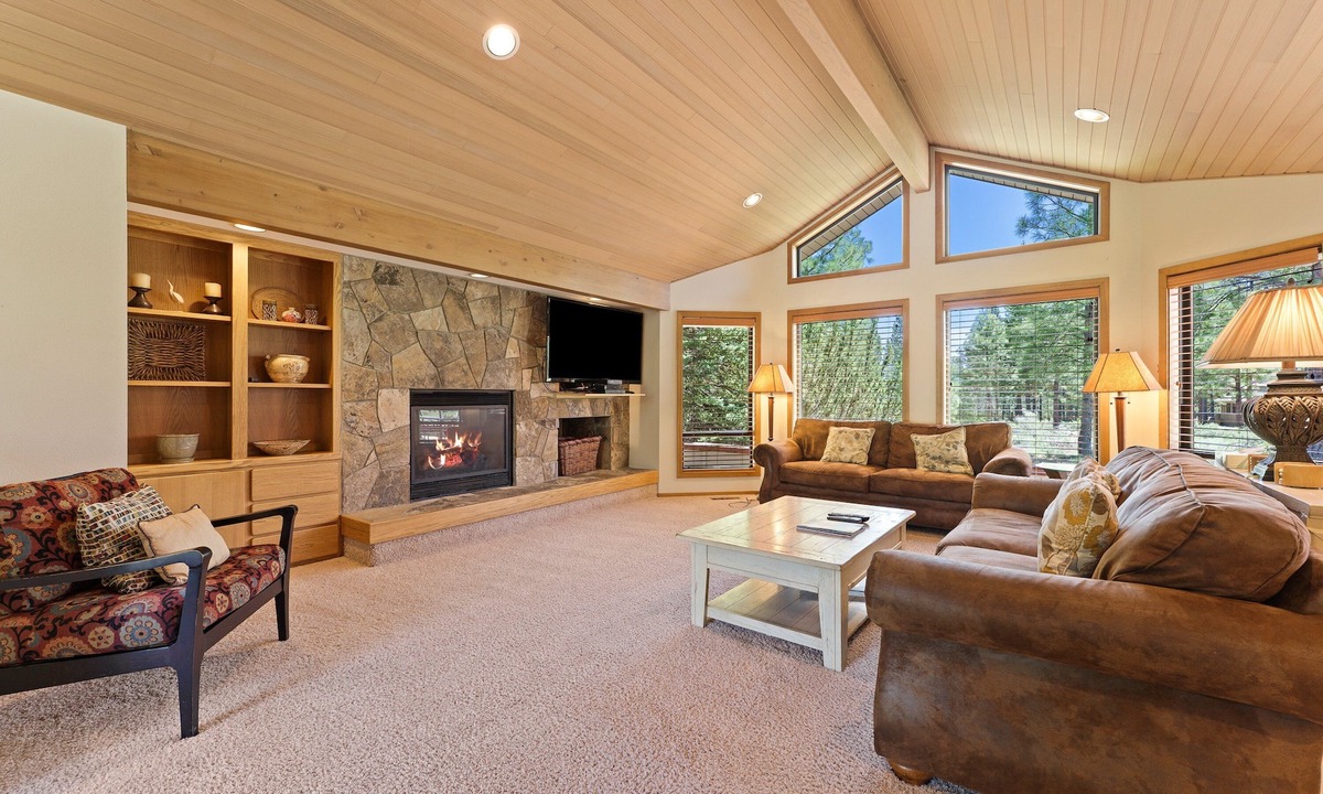 Sunriver House | 10 Tan Oak - Elegant & Peaceful, Hot Tub, Single Level, SHARC Passes, Close to Ft Rock