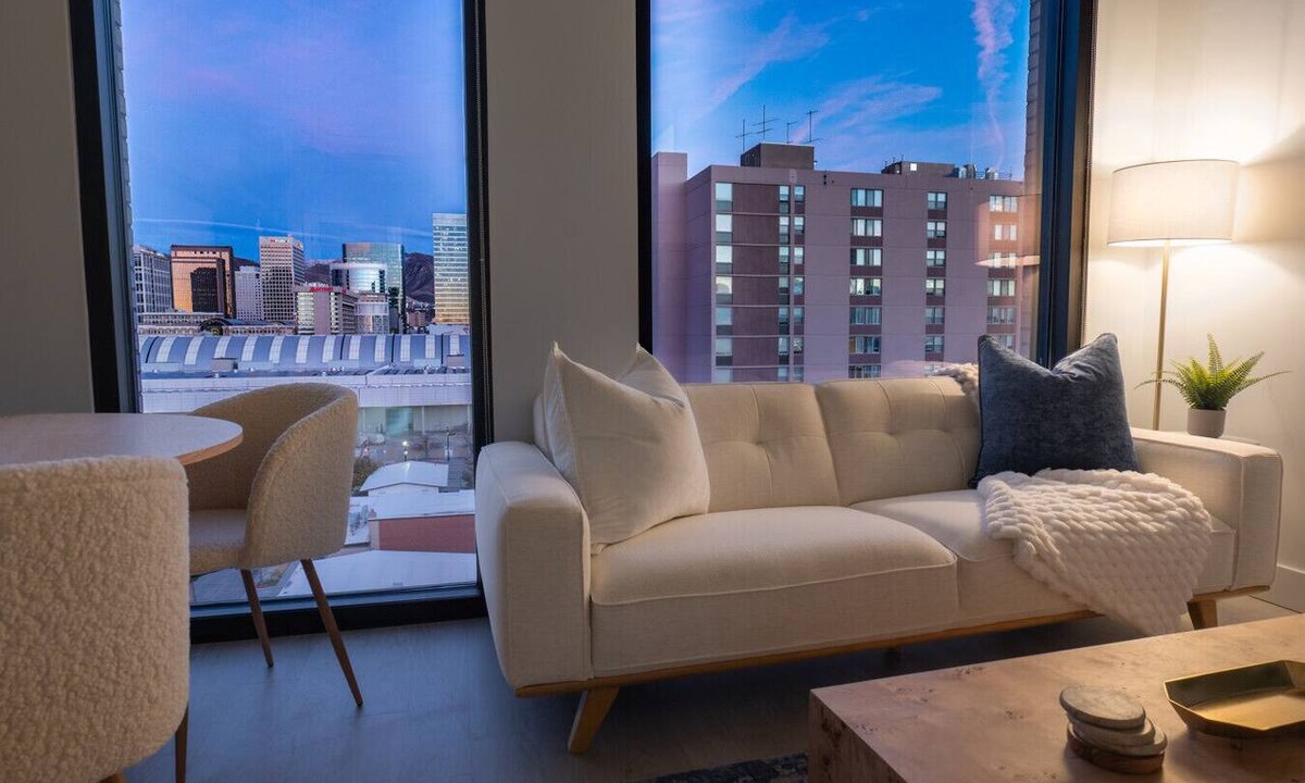 Rio Grande Apartment | 10th flr Beauty! Hot tub/Pking/Pool/Views!/Kg bed!