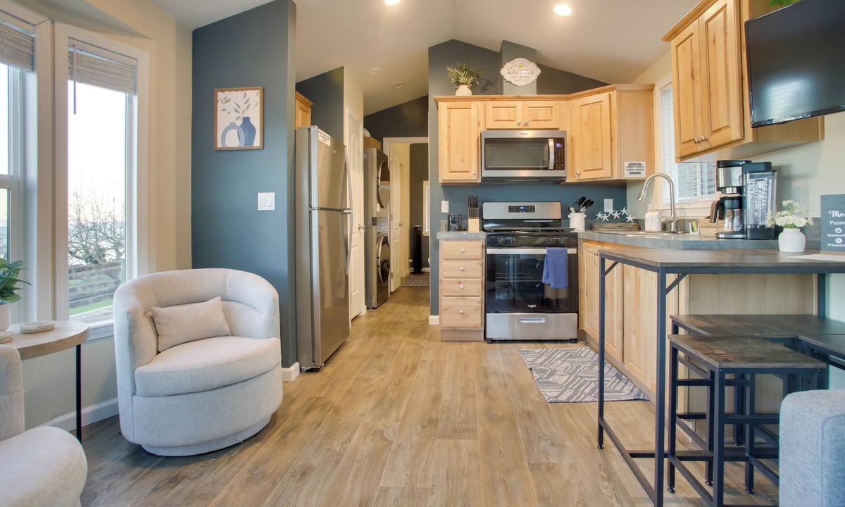Port Hadlock Cottage | 11 Mi to Port Townsend Ferry: Cottage w/View!
