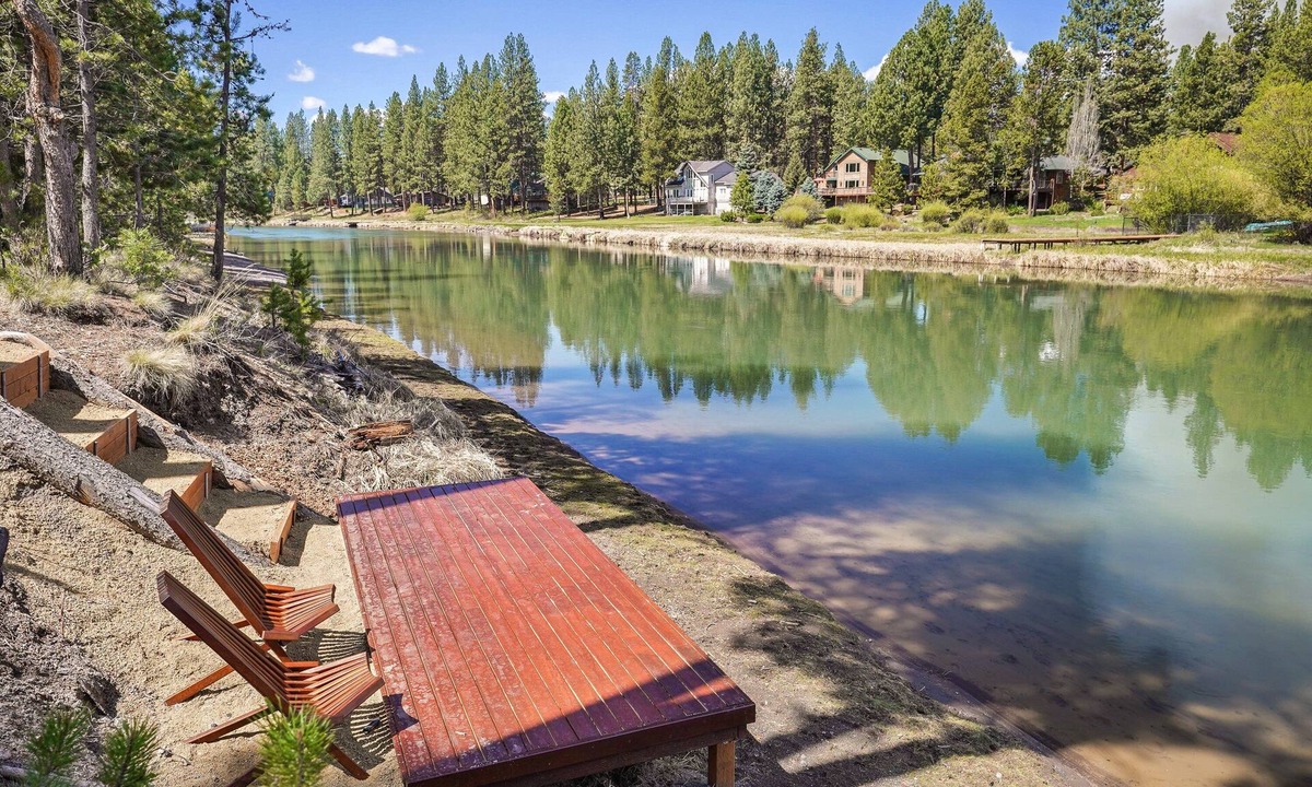 Oregon Water Wonderland House | 110 Crane - Spectacular River Front + Access, Hot Tub, Ping Pong, South of Sunriver Resort