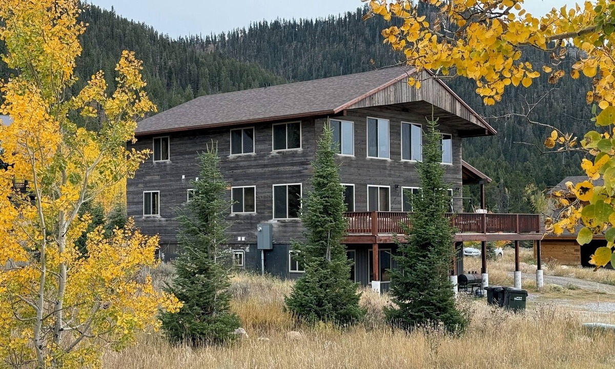 Island Park House | 12 miles to Yellowstone, game area, hot tub, 8 Bedroom-6 bathroom, sleeps 22.