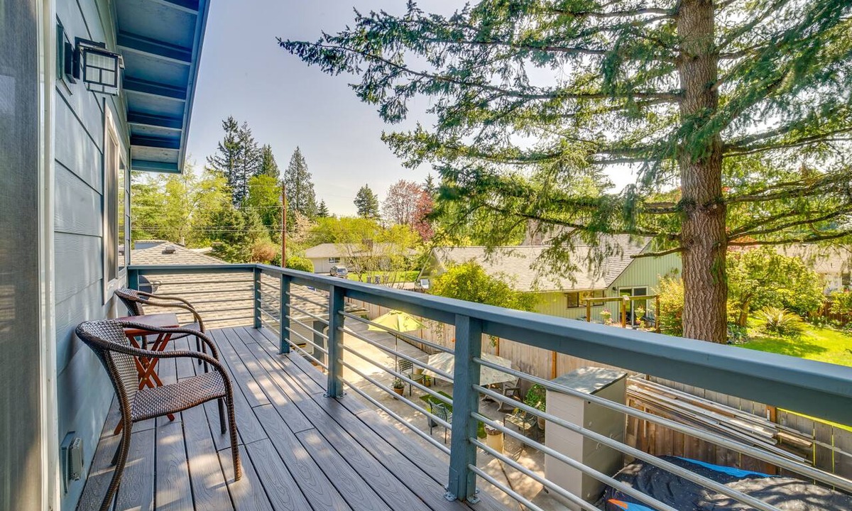 East Lake Hills Apartment | 13 Mi to Dtwn Seattle! 'The Nest' Apt w/Balcony