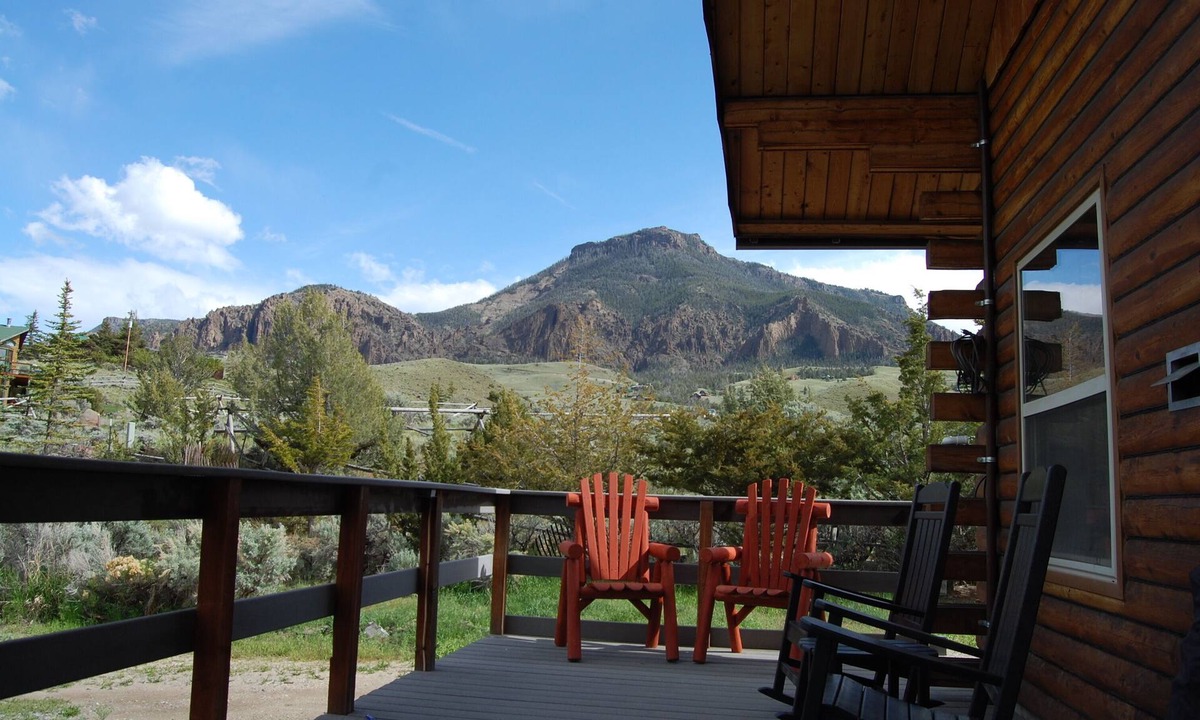 Wapiti Cabin | 1400 sqft Cabin 30 Miles from Yellowstone NOW WITH INTERNET!
