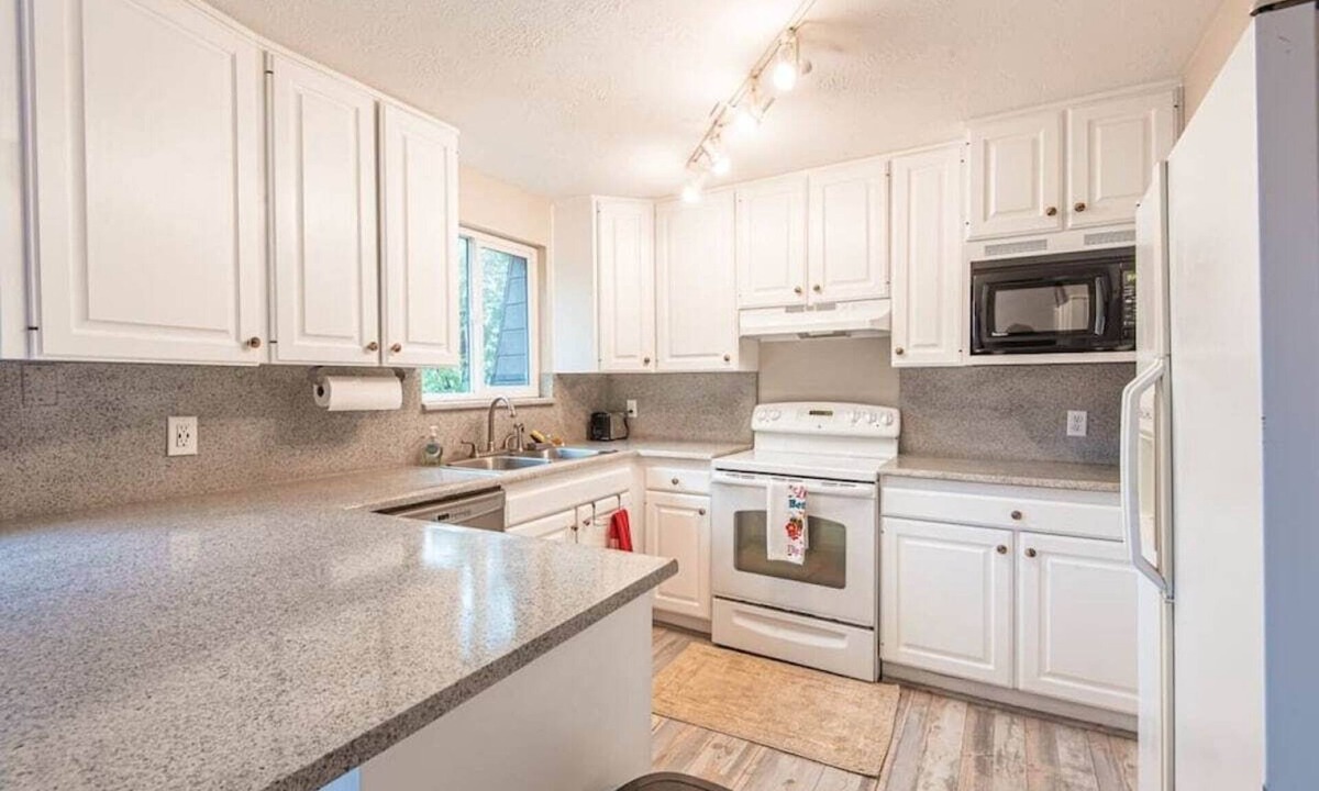 Sandy Apartment | 1507 Mulberry