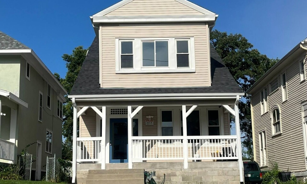 Downtown Omaha Villa | 1890's Craftsman Home 5BR 4BA, Sleeps 16+ w 6 TVs.