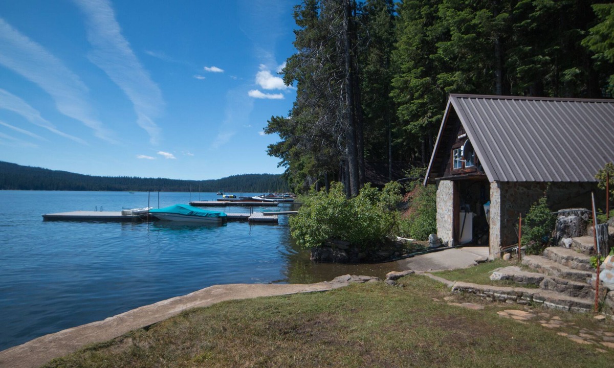 Klamath Falls House | 1930's Historic cabin on Lake of the Woods waterfront. Memories are made here.