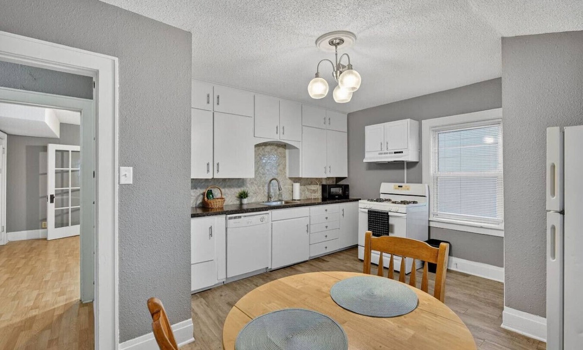 Des Moines Apartment | 1BD-Parking/Reading Nook-Extended Stay
