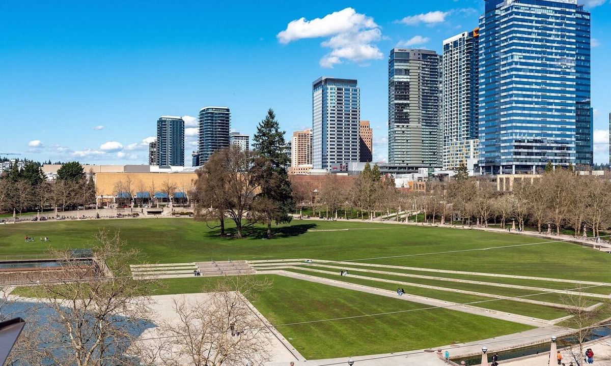 West Bellevue Apartment | 1BR | Gym, Views | Bellevue | Sophari Parkside J
