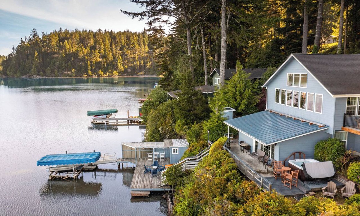 Dunes City House | $1M Lakefront View, Private Dock, Kayaks, Hot Tub