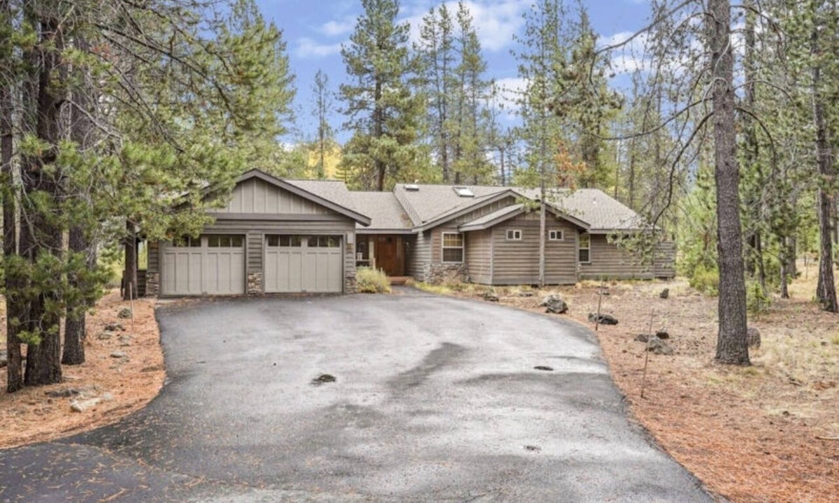 Sunriver House | 2-4 Minute Walk to the Village! Sunriver home for large groups!
