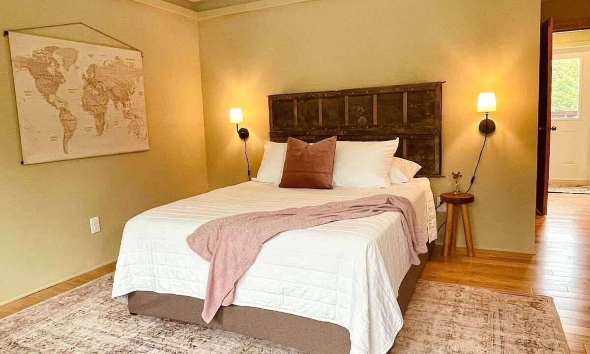 Port Angeles Apartment | #2 Alder Queen Room - Fireplace in Olympic Nat'l Pk