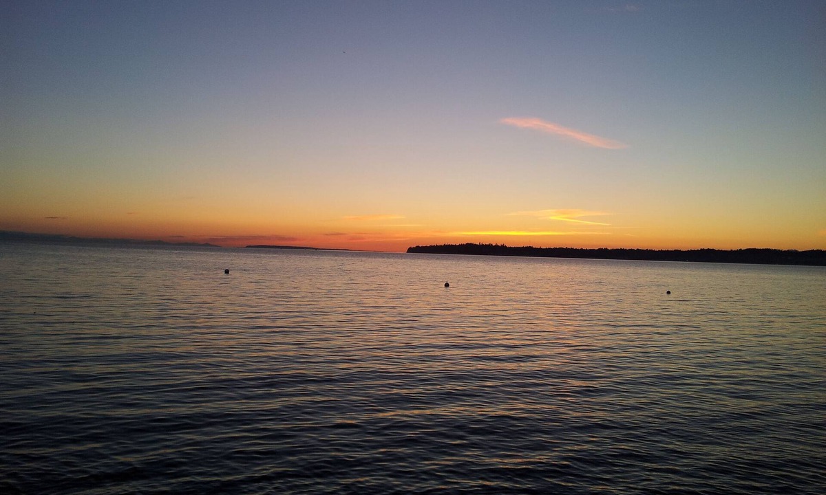 Birch Bay Cottage | 2 Bedroom Cottage in Blaine perfect for a getaway just steps to the water.
