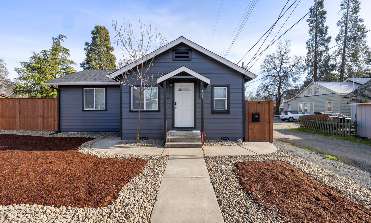 Grants Pass House | 2-bedroom house in lovely Grants Pass close to downtown