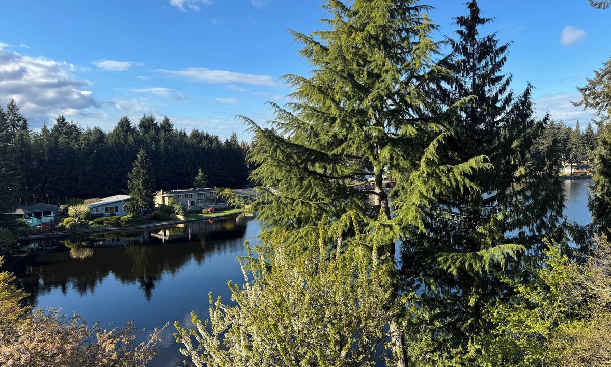 Federal Way House | 2-bedroom house on a lake