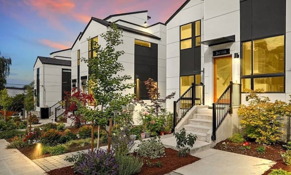 Magnolia House | 2-bedroom w/rooftop townhome close to cruises and downtown
