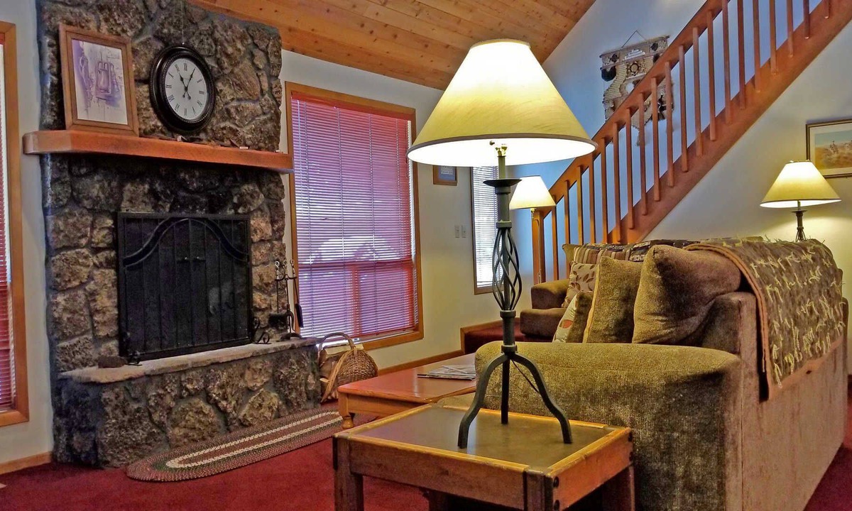 Sunriver House | 2 Butternut-Sunriver, Oregon: Hot Tub, BBQ, WiFi, SHARC Aquatics, Tubing Hill, Mt. Bachelor, Golf, Deschutes River, Tennis, Bike Paths