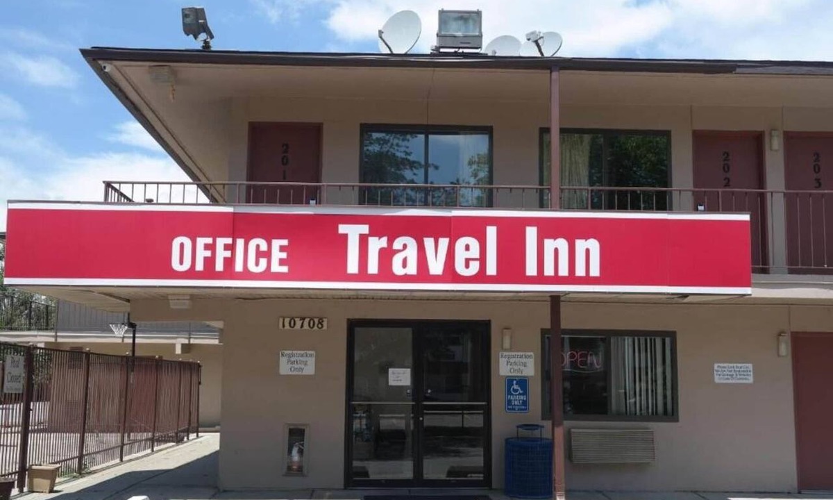 South Central Omaha Apartment | 2 Full Beds Non-Smoking