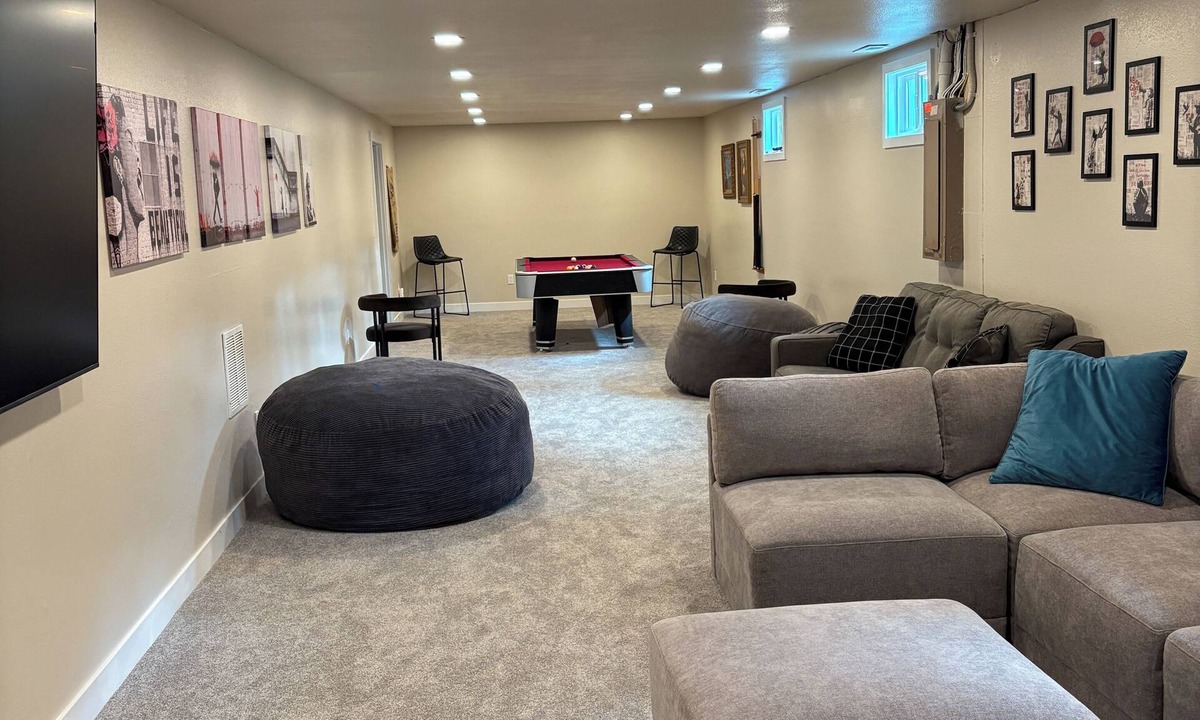 Coeur d'Alene House | 2 King Suites & A Secret Bookcase Room + Pool Table & Ping Pong, AC