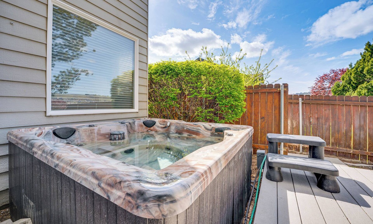 South Richland House | 2 Mi to Badger Mountain: Hot Tub Haven!