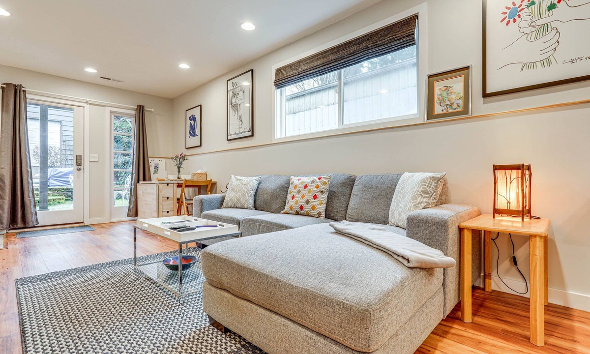 Licton Springs Apartment | 2 Mi to Green Lake! Modern Apartment w/Parking