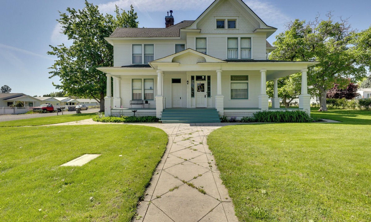 West Clarkston-Highland House | 2 Mi to River: Historic Clarkston Home w/Views!