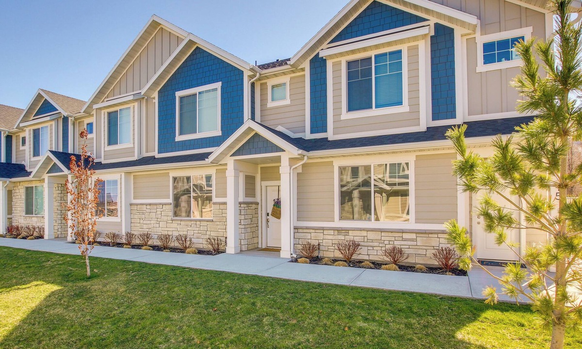 Providence Apartment | 2 Mi to Zootah: Providence Townhome w/Fireplaces