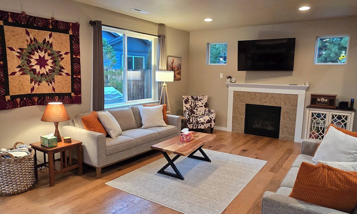 Sisters House | 2 min to Downtown Sisters, Family Friendly, XBOX, Game Rm, Outdoor Patio w/BBQ,