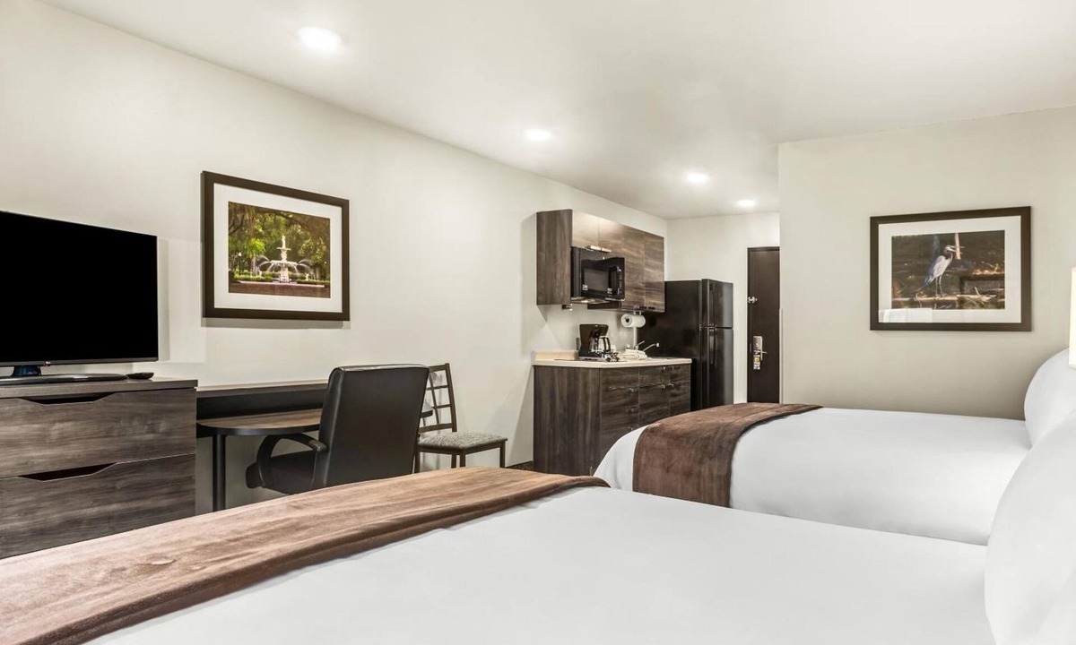 Jonesboro Hotel | 2 Pet-Friendly Jonesboro Accommodations w/Kitchenette | Free On-Site Parking