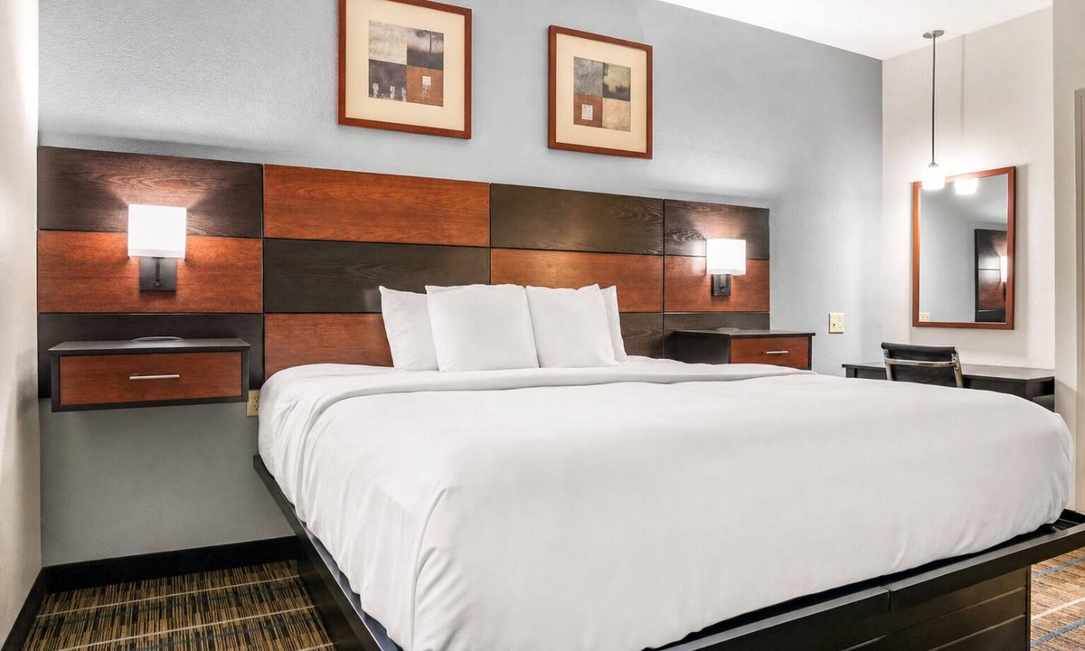 Denham Springs Hotel | 2 Pet-Friendly Suites w/Full Kitchen Near Baton Rouge Zoo & Shopping Spots