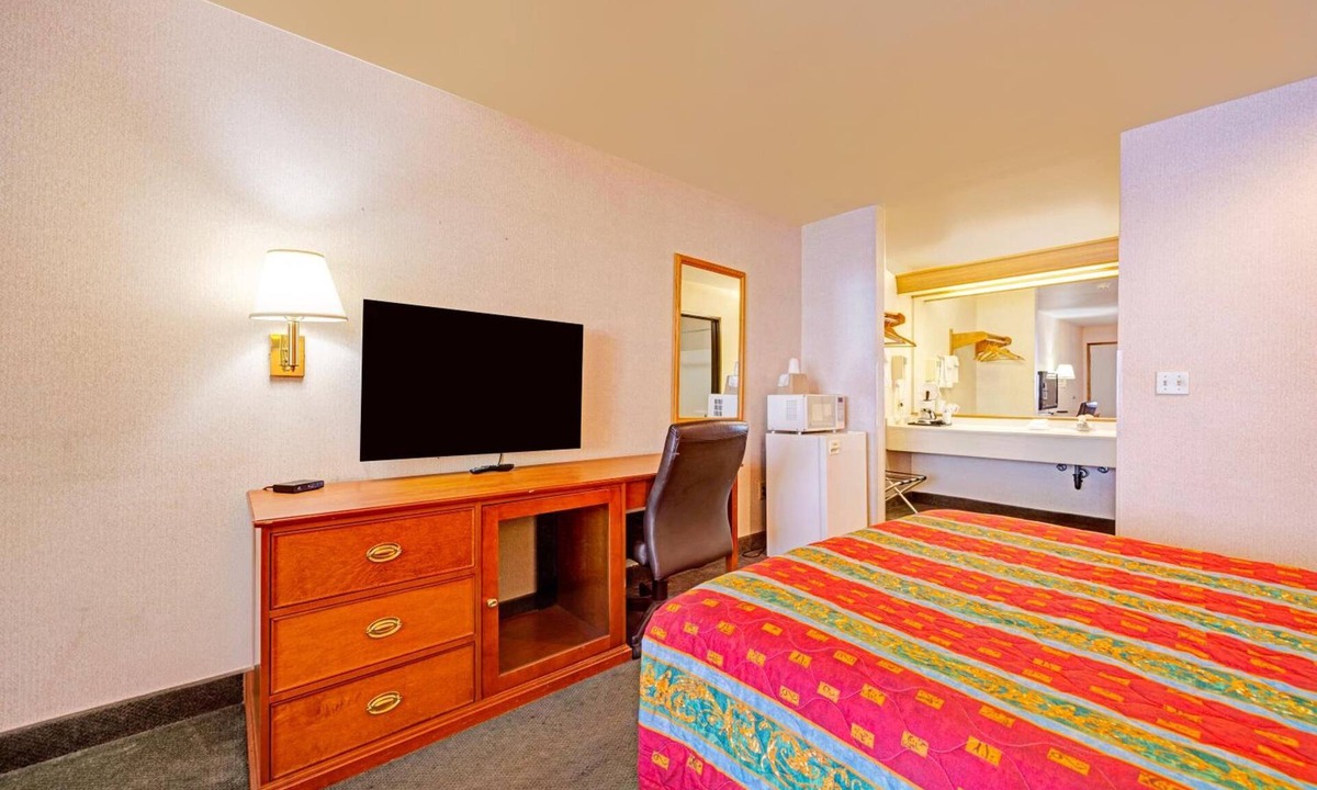 Stevenson Hotel | 2 Pet-friendly Units w/Free Parking | Bridge of the Gods - 4.4 miles away