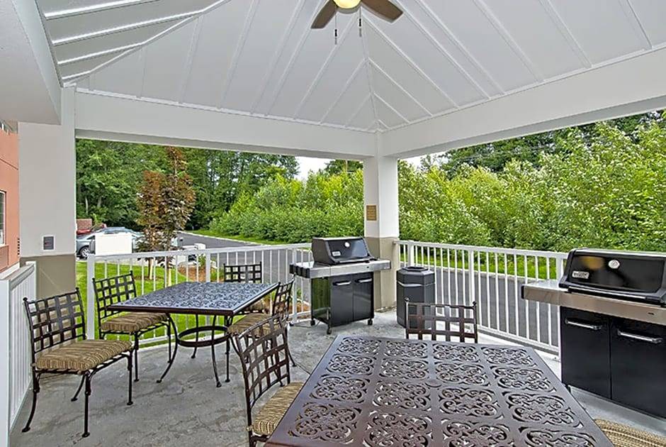 Burlington Hotel | 2-Star Hotel ∙ Candlewood Suites Burlington, an IHG Hotel
