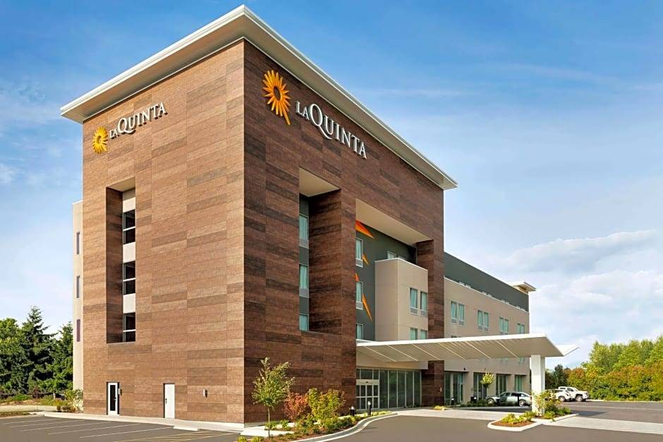 Burlington Hotel | 2-Star Hotel ∙ La Quinta Inn & Suites by Wyndham Burlington