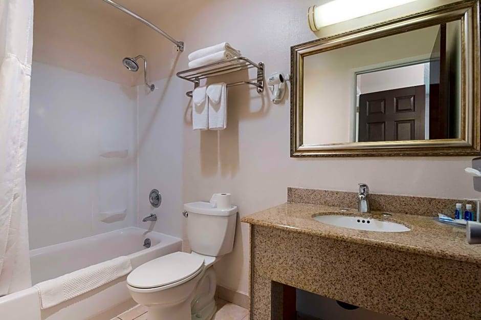 Cedar Hills Hotel | 2-Star Hotel ∙ Rodeway Inn & Suites Hwy 217 & 26 W