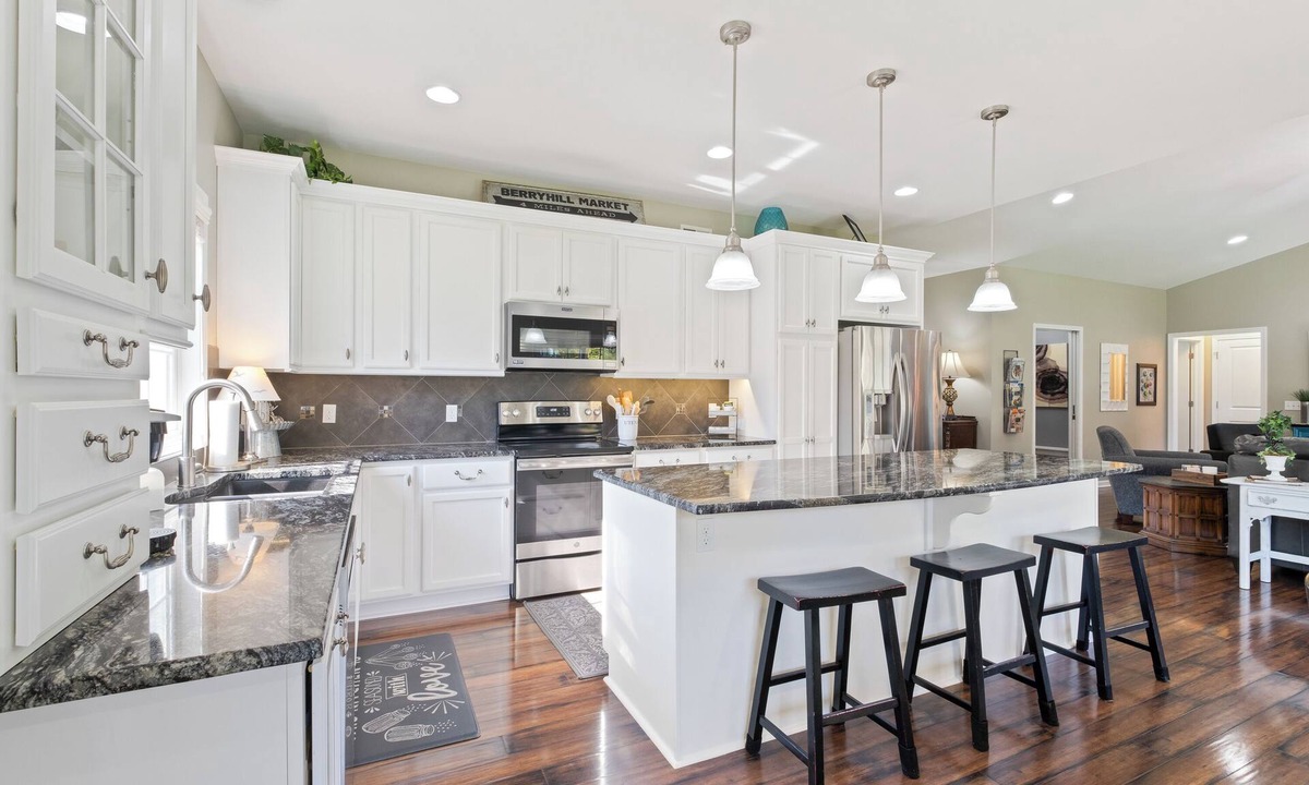 Millard House | 2000 SQ FT Open Concept One Level - Gorgeous - 1 Mile to WATERPARK- FREE PASSES!
