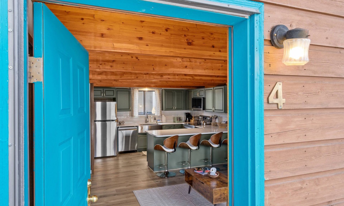 West Yellowstone House | 2BR condo in West Yellowstone, just 1 minute from the park! Owl's Nest