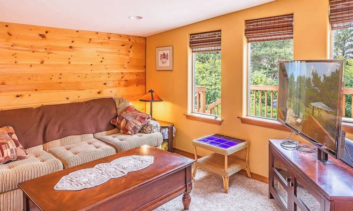 Grayland Cabin | 2BR Grayland Beach Cabin w/Deck | Dogs OK