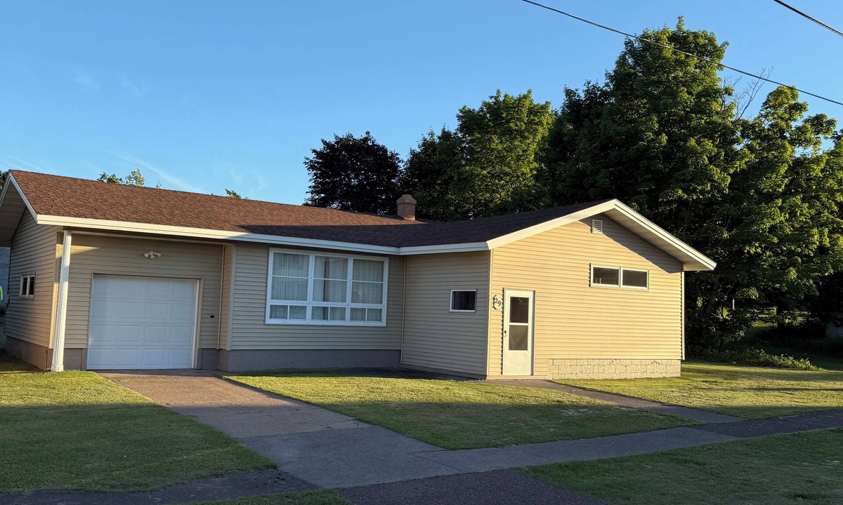 South Range House | 3 bed 1 bath ranch style home a half a block to trail and 10 mins to MTU