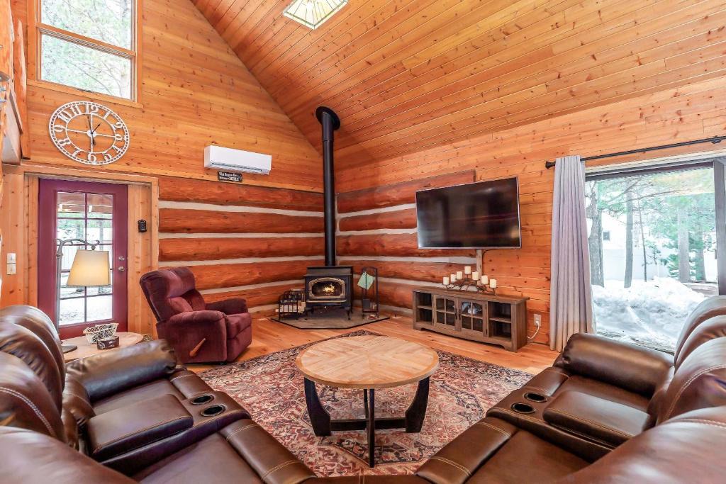 Oregon Water Wonderland House | 3 bed 2 bath Cabin Pet Friendly Hot Tub Sunriver Home