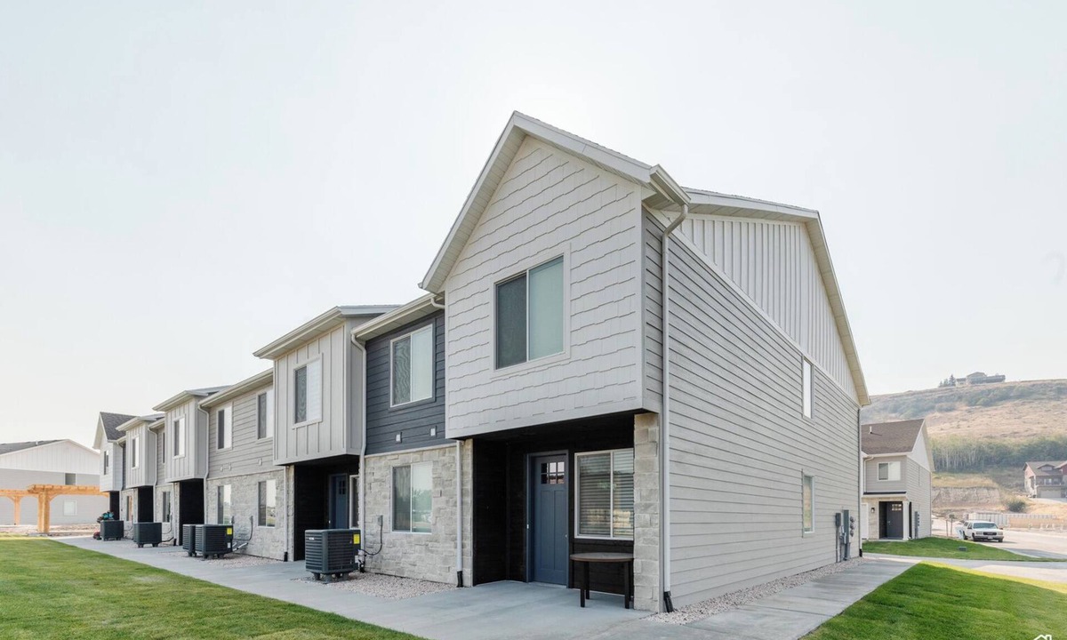 Garden City House | 3-bed townhome in charming Garden City with WiFi, AC, view of lake, near marina