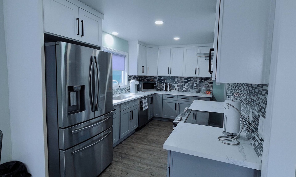 Kenmore Apartment | 3-bedroom apartment in fantastic Kenmore with cool AC