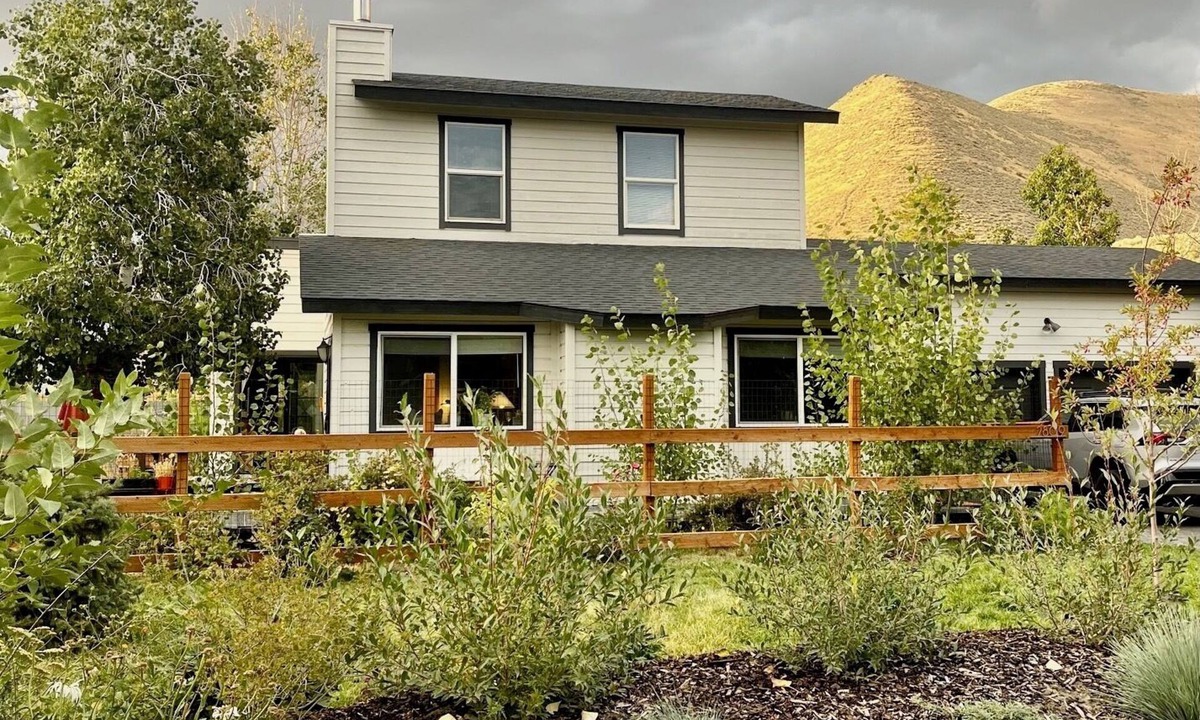 Hailey House | 3-bedroom deluxe house on Trail Head - Hot Tub, A/C, Huge Yard, Dog Friendly