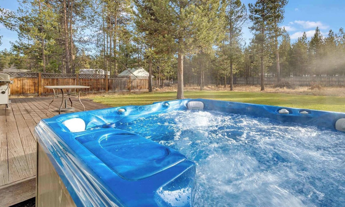 Oregon Water Wonderland House | 3 Bedroom family home near Sunriver. AC, Pets allowed, Hot tub, large back yard, water crafts to use! Access to Deschutes River with HOA pass.