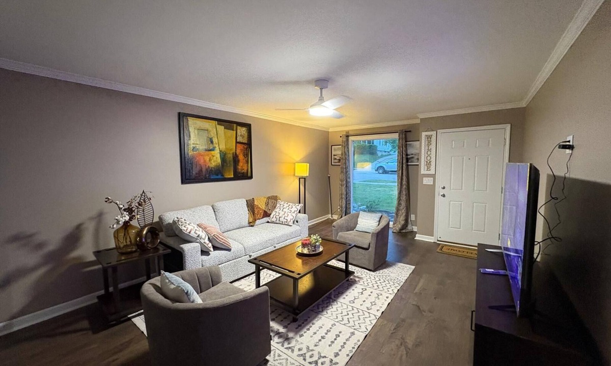 Flint House | 3-bedroom home 2.5 baths: Garage/Deck/AC/Finished Basement/Dishwasher/Laundry